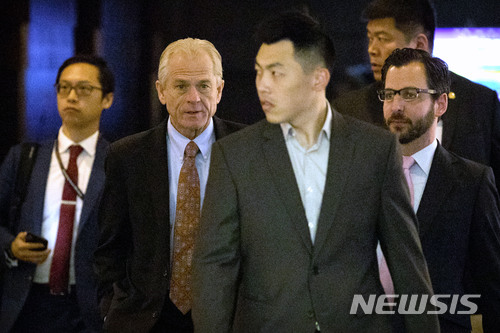 【베이징=AP/뉴시스】초강경 반중파로 알려져 있는 피터 나바로 백악관 무역제조업정책국장이 4일 중국 베이징에서 미중 무역협상을 벌이기 위해 호텔을 나서고 있다. 2018.05.04