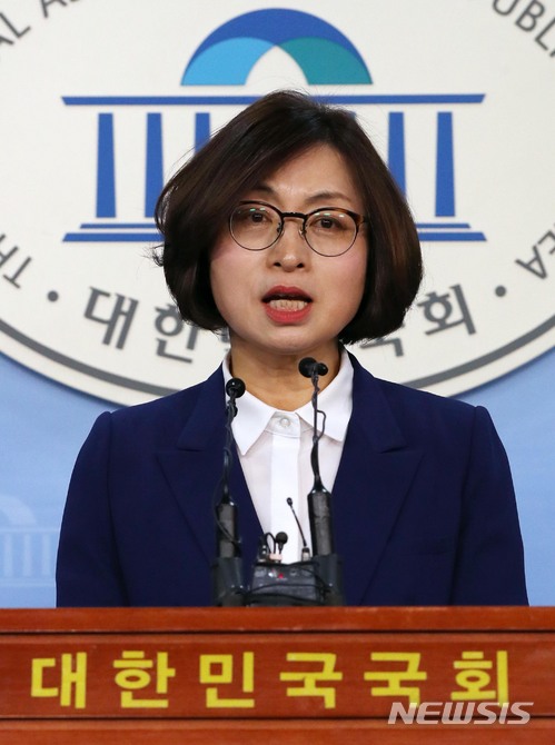 【서울=뉴시스】홍효식 기자 = 조직폭력배 출신 사업가로부터 불법 자금을 제공받은 의혹이 제기된 더불어민주당 은수미 성남시장 예비후보가 지난 4일 오전 서울 여의도 국회 정론관 본청에서 출마 선언 기자회견을 하고 있다. 2018.05.04. yesphoto@newsis.com
