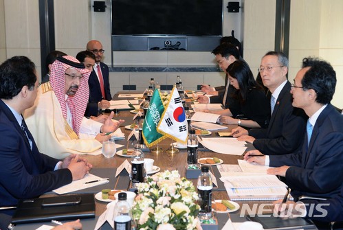 【서울=뉴시스】 백운규 산업통상자원부 장관이 4일 오전 서울 광화문 포시즌스호텔에서 알팔레 사우디 에너지산업광물자원부 장관을 만나 회담하고 다. 2018.05.04. (사진=산업통상자원부 제공) photo@newsis.com