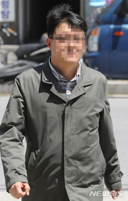 【서울=뉴시스】임태훈 기자 =댓글 조작 혐의를 받고 있는 드루킹 김 씨측과 돈거래를 한 김경수 더불어민주당 의원의 전 보좌관 한 모 씨가 4일 오후 서울 중랑구 서울지방경찰청 지능범죄수사대로 조사를 받기 위해 출석하고 있다. 2018.05.04. taehoonlim@newsis.com