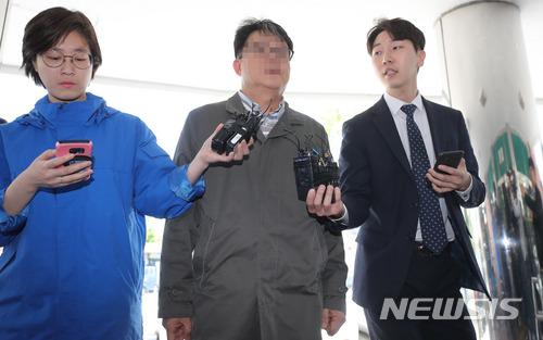 【서울=뉴시스】임태훈 기자 =댓글 조작 혐의를 받고 있는 드루킹 김 씨측과 돈거래를 한 김경수 더불어민주당 의원의 전 보좌관 한 모 씨가 4일 오후 서울 중랑구 서울지방경찰청 지능범죄수사대로 조사를 받기 위해 출석하고 있다. 2018.05.04.&nbsp; taehoonlim@newsis.com