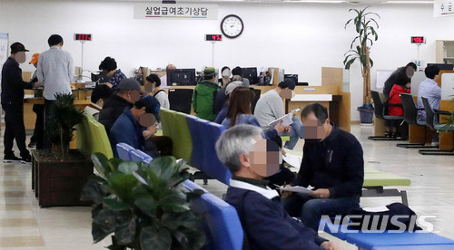 【서울=뉴시스】추상철 기자 = 실업자수가 역대 최대를 기록하면서 국민연금 보험료 지원인 '실업크레딧' 신청자가 50만 명에 육박하고 있다. 4일 오후 서울 중구 서울고용노동청 실업급여 상담 창구가 붐비고 있다. 2018.05.04. scchoo@newsis.com