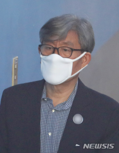 【서울=뉴시스】권현구 기자 = 원세훈 전 국정원장이 4일 오후 서울 서초구 서울중앙지방법원에서 열린 'MBC 장악' 1차 공판에 출석하고 있다. 2018.05.04. stoweon@newsis.com