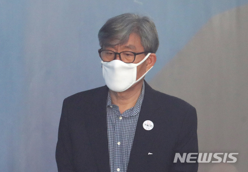 【서울=뉴시스】권현구 기자 = 원세훈 전 국정원장이 지난 4일 오후 서울 서초구 서울중앙지방법원에서 열린 'MBC 장악' 1차 공판에 출석하고 있다. 2018.05.04. stoweon@newsis.com