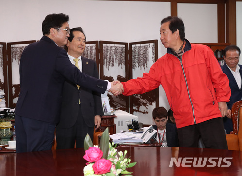 【서울=뉴시스】박영태 기자 = 4일 오후 서울 영등포구 여의도 국회 의장실에서 진행된 국회의장-교섭단체 원내대표 긴급 회동에서 우원식 더불어민주당 원내대표가 김성태 자유한국당 원내대표와 악수를 하고 있다. 2018.05.04.photo@newsis.com