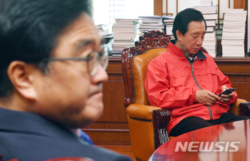 【서울=뉴시스】박영태 기자 = 4일 오후 서울 영등포구 여의도 국회 의장실에서 진행된 국회의장-교섭단체 원내대표 긴급 회동에 참석한 우원식 원내대표와 김성태 원내대표가 서로 눈길을 피하고 있다. 2018.05.04. photo@newsis.com