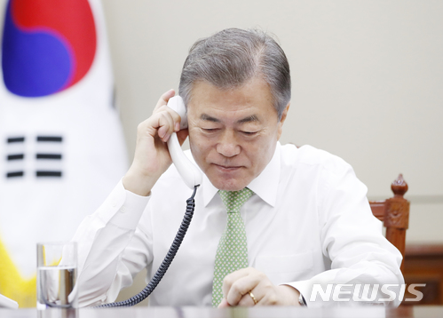 【서울=뉴시스】문재인 대통령이 4일 오전 청와대에서 쥐스탱 트뤼도 캐나다 총리와 전화통화로 남북정상회담 결과와 최근의 토론토 차량 돌진 사건에 대해 논의하고 있다. 2018.05.04. (사진=청와대 제공) photo@newsis.com