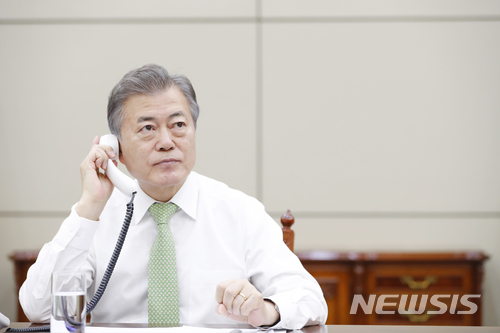 【서울=뉴시스】문재인 대통령이 4일 오전 청와대에서 쥐스탱 트뤼도 캐나다 총리와 전화통화로 남북정상회담 결과와 최근의 토론토 차량 돌진 사건에 대해 논의하고 있다. 2018.05.04. (사진=청와대 제공)&nbsp; photo@newsis.com