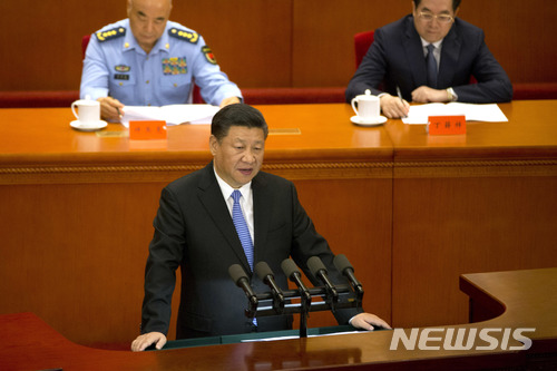 【베이징=신화/뉴시스】시진핑 중국 국가주석이 4일 베이징 인민대회당에서 열린 독일 경제학자이자 공산주의 사상가인 카를 마르크스 탄생 200주년 기념 컨퍼런스에 참석해 연설하고 있다. 시 주석은 이날 "마르크스 사상은 여전히 빛나는 진리"라고 말했다. 2018.05.04