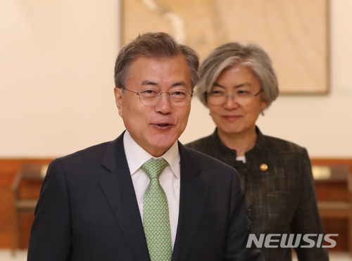 【서울=뉴시스】전진환 기자 = 문재인 대통령이 4일 오후 청와대 충무실로 신임 대사 신임장 수여를 위해 강경화 외교부장관과 입장하고 있다. 2018.05.04.&nbsp; amin2@newsis.com