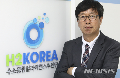 【서울=뉴시스】최진석 기자 = 신재행 수소융합얼라이언스추진단장이 4일 오후 서울 금천구 수소융합얼라이언스추진단에서 뉴시스와 인터뷰에 앞서 포즈를 취하고 있다. 2018.05.04. myjs@newsis.com