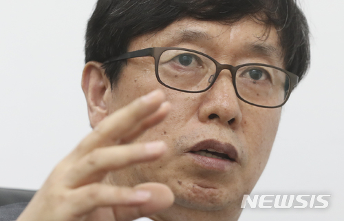 【서울=뉴시스】최진석 기자 = 신재행 수소융합얼라이언스추진단장이 4일 오후 서울 금천구 수소융합얼라이언스추진단에서 뉴시스와 인터뷰를 하고 있다. 2018.05.04. myjs@newsis.com