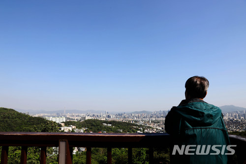 【서울=뉴시스】김선웅 기자 = 맑은 날씨를 보인 4일 오후 서울 중구 남산공원에서 바라본 하늘이 푸르다. 2018.05.04. mangusta@newsis.com