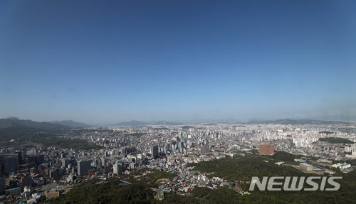 【서울=뉴시스】김선웅 기자 = 맑은 날씨를 보인 4일 오후 서울 중구 남산공원에서 바라본 하늘이 푸르다. 2018.05.04.&nbsp; mangusta@newsis.com