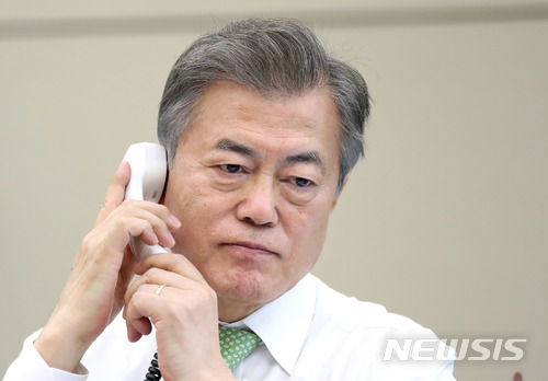 【서울=뉴시스】문재인 대통령이 4일 오후 청와대에서 시진핑 중국 국가주석과 전화통화로 남북정상회담 결과에 대해 의견을 교환하고 있다. 2018.05.04. (사진=청와대 제공)&nbsp; photo@newsis.com