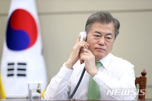 【서울=뉴시스】문재인 대통령이 4일 오후 청와대에서 시진핑 중국 국가주석과 전화통화로 남북정상회담 결과에 대해 의견을 교환하고 있다. 2018.05.04. (사진=청와대 제공)&nbsp;&nbsp; photo@newsis.com 