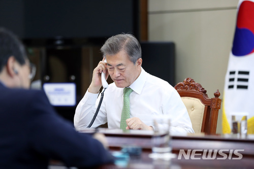 【서울=뉴시스】문재인 대통령이 4일 오후 청와대에서 시진핑 중국 국가주석과 전화통화로 남북정상회담 결과에 대해 의견을 교환하고 있다. 2018.05.04. (사진=청와대 제공)&nbsp;&nbsp; photo@newsis.com 