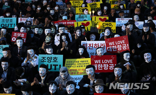 【서울=뉴시스】박주성 기자 = 대한항공 직원들과 시민들이 4일 오후 서울 광화문 세종문화회관 옆 계단에서 '조양호일가 및 경영진 퇴진 갑질 STOP 촛불집회'에 저항을 상징하는 벤데타 가면과 선글라스를 끼고 참석하고 있다. 2018.05.04. park7691@newsis.com