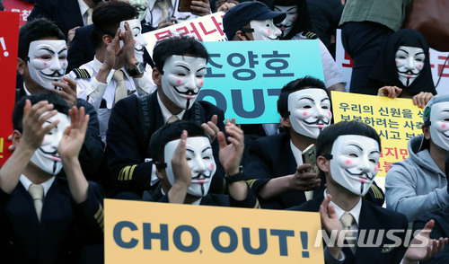 【서울=뉴시스】박주성 기자 = 대한항공 직원들과 시민들이 4일 오후 서울 광화문 세종문화회관 옆 계단에서 '조양호일가 및 경영진 퇴진 갑질 STOP 촛불집회'에 저항을 상징하는 벤데타 가면과 선글라스를 끼고 참석하고 있다. 2018.05.04.&nbsp; park7691@newsis.com