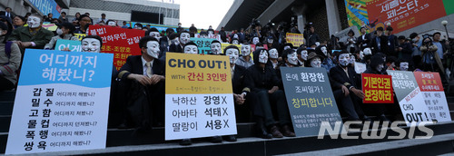 【서울=뉴시스】박주성 기자 = 대한항공 직원들과 시민들이 4일 오후 서울 광화문 세종문화회관 옆 계단에서 '조양호일가 및 경영진 퇴진 갑질 STOP 촛불집회'에 저항을 상징하는 벤데타 가면과 선글라스를 끼고 구호를 외치고 있다. 2018.05.04.&nbsp; park7691@newsis.com