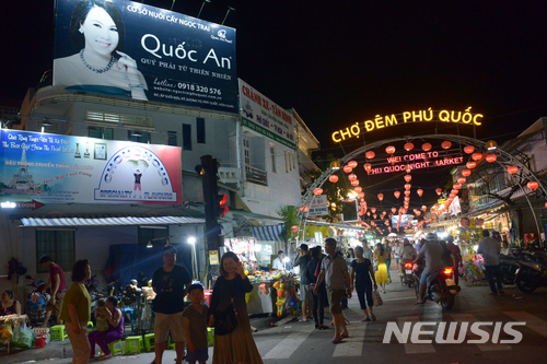【푸꾸옥(베트남)=뉴시스】 박태홍 기자 = 베트남 신흥관광지 푸꾸옥(Phu Quoc)은 CNN이 선정한 '세계 10대 해변'으로, 유네스코 생물권 보존 지역으로 천혜의 휴양지이다. 한국의 제주도처럼 베트남 남부에 자리한 섬으로 유럽, 러시아인들이 즐겨 찾아 세계적으로 유명한 노보텔, JW메리어트. 빈펄 리조트 등이 자리하고 수많은 호텔과 고급빌라를 줄지어 짓고 있다. 한국 관광객은 아시아나 항공의 직항 전세기 운항으로 신혼부부와 가족여행이 기하급수로 늘어나고 있으며 지난 2일 여행객이 야시장을 찾아 민속품 등 관광 선물을 구입하고 있다. 2018.05.04. hipth@newsis.com