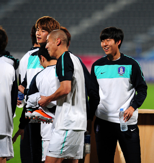 【서울=뉴시스】대표팀 막내 시절 손흥민(오른쪽).