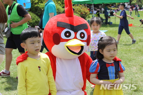 【전주=뉴시스】김민수 기자 = 제96회 어린이날을 맞아 전주동물원 등 전북지역 곳곳에서 다양한 행사가 펼쳐졌다. 2018.05.05 leo@newsis.com