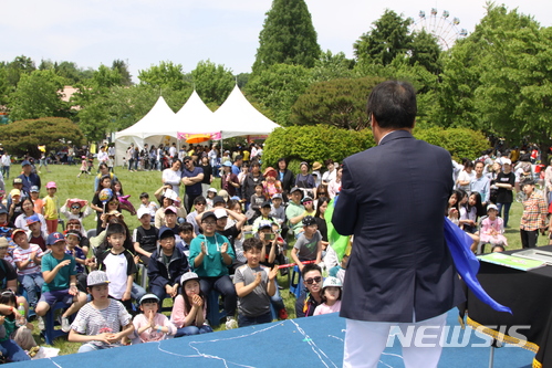 【전주=뉴시스】김민수 기자 = 제96회 어린이날을 맞아 전주동물원 등 전북지역 곳곳에서 다양한 행사가 펼쳐졌다. 2018.05.05 leo@newsis.com