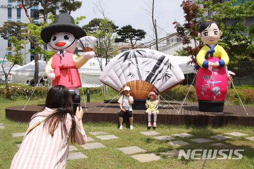 【전주=뉴시스】김민수 기자 =제96회 어린이날을 맞아 전주동물원 등 전북지역 곳곳에서 다양한 행사가 펼쳐졌다. 2018.05.05 leo@newsis.com
