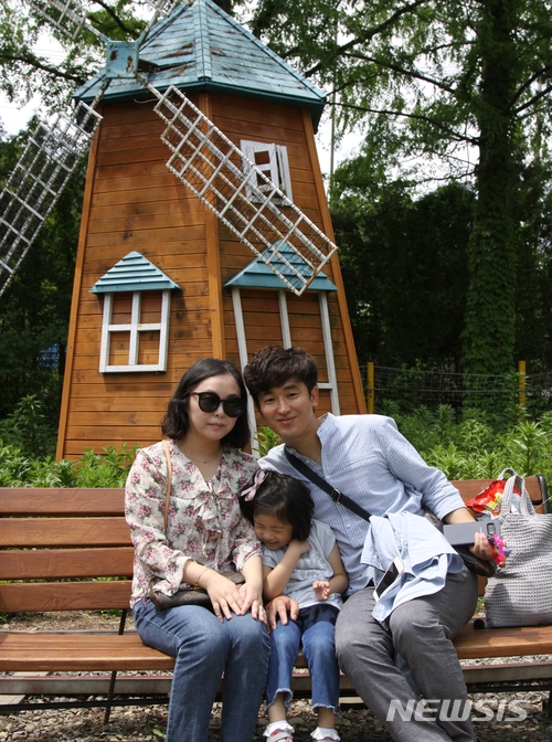 【전주=뉴시스】김민수 기자 = 제96회 어린이날을 맞아 전주동물원 등 전북지역 곳곳에서 다양한 행사가 펼쳐졌다. 2018.05.05 leo@newsis.com