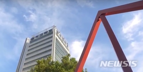 【서울=뉴시스】 홍익대학교에서 공학계열 학생 1만2000여명의 이메일 등 개인정보가 다른 학생들에게 유출되는 사고가 발생했다. 사진은 홍익대학교 전경. 2024.05.06.