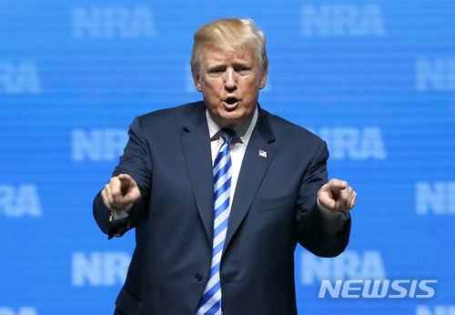 【댈러스=AP/뉴시스】 도널드 트럼프 미국 대통령이 4일(현지시간) 미국 텍사스주 댈러스에서 열린 전미총기협회(NRA) 연례총회에 참석해 연설하고 있다. 2018. 5. 5 