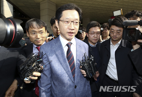 【서울=뉴시스】최진석 기자 = 더불어민주당 김경수 전 의원이 '드루킹' 김모씨의 네이버 댓글 여론조작 사건과 관련해 지난 5일 오전 서울 종로구 내자동 서울지방경찰청에서 참고인 조사를 마친 뒤 빠져나오며 취재진의 질문에 답하고 있다. 2018.05.05.&nbsp; myjs@newsis.com