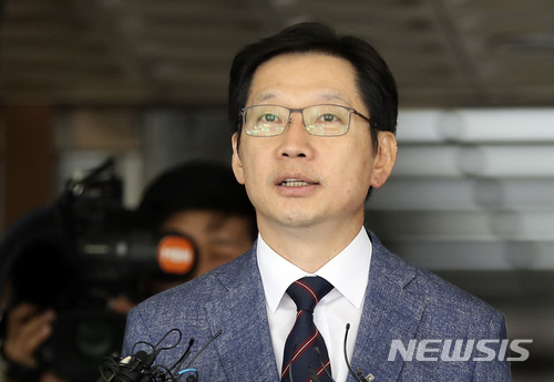 【서울=뉴시스】최진석 기자 = 더불어민주당 김경수 의원이 '드루킹' 김모씨의 네이버 댓글 여론조작 사건과 관련해 5일 오전 서울 종로구 내자동 서울지방경찰청에서 참고인 조사를 마친 뒤 빠져나오며 취재진의 질문에 답하고 있다. 2018.05.05.&nbsp; myjs@newsis.com