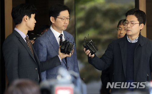 【서울=뉴시스】최진석 기자 = 더불어민주당 김경수 의원이 '드루킹' 김모씨의 네이버 댓글 여론조작 사건과 관련해 5일 오전 서울 종로구 내자동 서울지방경찰청에서 참고인 조사를 마친 뒤 빠져나오며 취재진의 질문을 듣고 있다. 2018.05.05.&nbsp; myjs@newsis.com 