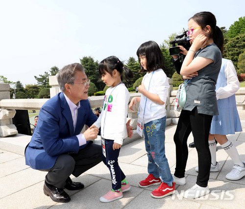 【서울=뉴시스】전신 기자 = 문재인 대통령이 5일 청와대 대정원에서 열린 2018 어린이날 청와대 초청행사에서 어린이들과 인사하고 있다. 2018.05.05.&nbsp; photo1006@newsis.com