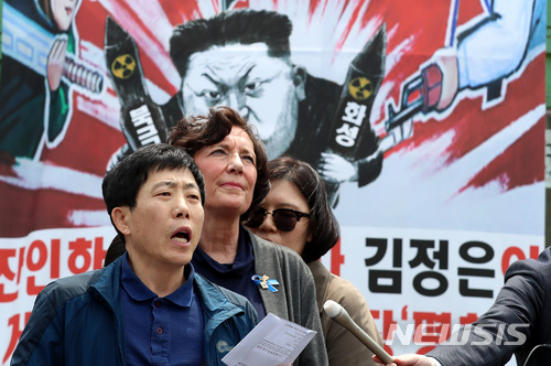 【파주=뉴시스】이영환 기자 = 박상학 자유북한운동연합 대표가 5일 오후 경기 파주시 통일동산 주차장에서 대북전단 살포를 저지당하자 기자회견을 하고 있다. 앞서 정부는 민간단체의 대북전단 살포가 남북 정상의 '판문점 선언'에 위반된다며 중단을 요구했다. 2018.05.05. 20hwan@newsis.com