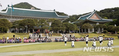 【서울=뉴시스】전신 기자 = 5일 청와대 대정원에서 2018 어린이날 청와대 초청행사가 열리고 있다. 2018.05.05. photo1006@newsis.com