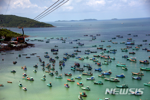 【푸꾸옥(베트남)=뉴시스】 박태홍 기자 = 베트남 푸꾸옥 케이블카는 해상 7.9 km를 잇는 세계에서 가장 긴 해상 케이블카가 완공되어 운행하고 있다.지난 1일 관광객은 크고 작은 섬들을 70개의 30인승 케빈을 나누어 타고 안토이에서 홍톰 마을까지 25분 동안 간다. 안토이 항구에는 헤아릴 수 없이 많은 배가 검푸른 바다에 떠 있고 해변의 수영장은 피서객이 많지 않아 한가롭기만 하다. 베트남 신흥관광지 푸꾸옥(Phu Quoc)은 CNN이 선정한 '세계 10대 해변'으로, 유네스코 생물권 보존 지역으로 천혜의 휴양지이다. 한국의 제주도처럼 베트남 남부에 자리한 섬으로 유럽, 러시아인들이 즐겨 찾아 세계적으로 유명한 노보텔, JW메리어트. 빈펄 리조트 등이 자리하고 수많은 호텔과 고급빌라를 줄지어 짓고 있다. 한국 관광객은 아시아나 항공의 직항 전세기 운항으로 신혼부부와 가족여행이 기하급수로 늘어나는 추세다 2018.05.05. hipth@newsis.com