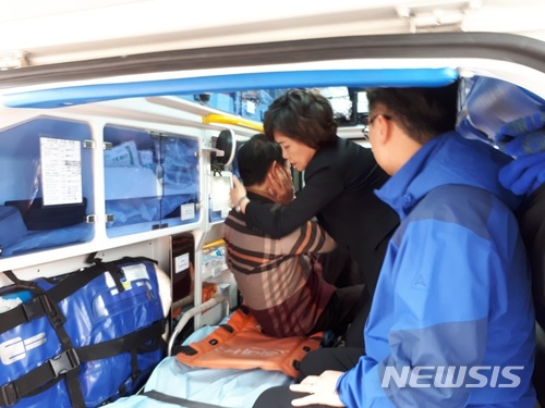 【서울=뉴시스】이영환 기자 = 더불어민주당의 드루킹 특검 수용을 촉구하며 단식농성 중인 자유한국당 김성태 원내대표가 5일 서울 여의도 국회 본청앞에서 한 괴한에게 폭행을 당해 병원으로 이동하고 있다. 2018.05.05. (사진=자유한국당 제공)&nbsp;&nbsp; photo@newsis.com 