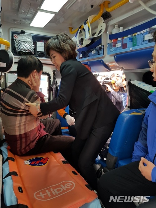 【서울=뉴시스】최진석 기자 = 드루킹 특검을 촉구하며 3일째 노숙단식 중인 자유한국당 김성태 원내대표가 5일 국회 본청 앞에서 노숙단식을 하다 괴한에게 폭행을 당해 119구급차에 실려 여의도 성모병원으로 이송되고 있다. 2018.05.05. (사진=자유한국당 제공) photo@newsis.com