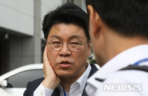 【서울=뉴시스】임태훈 기자 = 5일 오후 서울 영등포구 여의도성모병원 응급실 앞에서 장제원 자유한국당 대변인이 드루킹 특검을 촉구하며 3일째 노숙 단식을 하던 중 괴한에게 턱을 가격당해 119 구급차에 실려간 김성태 원내대표의 상태에 대해 설명하고 있다. 2018.05.05.&nbsp; taehoonlim@newsis.com