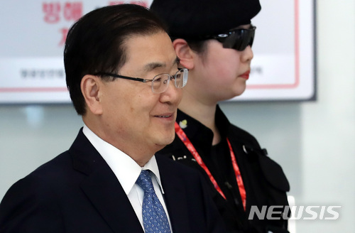 【인천공항=뉴시스】이영환 기자 = 존 볼턴 미국 백악관 국가안보보좌관을 만나고 온 정의용 국가안보실장이 5일 오후 인천국제공항을 통해 귀국하고 있다. 정의용 국가안보실장은 존 볼턴 안보보좌관과 북미 정상회담 전 워싱턴에서 한미 정상회담을 열기로 합의했다. 2018.05.05.&nbsp; 20hwan@newsis.com