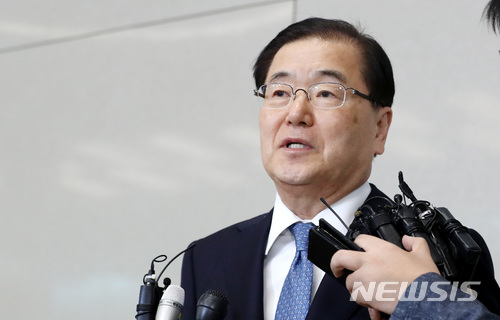 【인천공항=뉴시스】이영환 기자 = 존 볼턴 미국 백악관 국가안보보좌관을 만나고 온 정의용 국가안보실장이 5일 오후 인천국제공항을 통해 귀국해 취재진의 질문에 답하고 있다. 정의용 국가안보실장은 존 볼턴 안보보좌관과 북미 정상회담 전 워싱턴에서 한미 정상회담을 열기로 합의했다. 2018.05.05.&nbsp; 20hwan@newsis.com