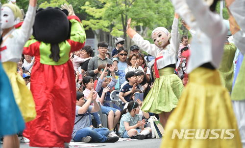 【대구=뉴시스】우종록 기자 = 2018 컬러풀대구페스티벌이 열린 5일 오후 대구 중구 국채보상로 일대에서 시민들이 안동국제탈춤페스티벌의 공식마스코트팀의 공연을 관람하며 즐거운 시간을 보내고 있다. 2018.05.05. wjr@newsis.com