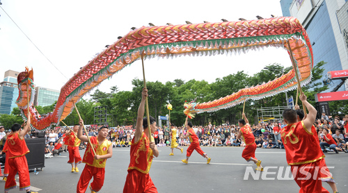 【대구=뉴시스】우종록 기자 = 2018 컬러풀대구페스티벌이 열린 5일 오후 대구 중구 국채보상로 일대에서 중국청년예술단이 민속무용인 용춤을 시민들 앞에 선보이고 있다. 2018.05.05. wjr@newsis.com
