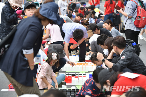 【대구=뉴시스】우종록 기자 = 2018 컬러풀대구페스티벌이 열린 5일 오후 대구 중구 국채보상로 일대에서 시민들이 길거리 도미노 체험을 하며 즐거운 시간을 보내고 있다. 2018.05.05. wjr@newsis.com