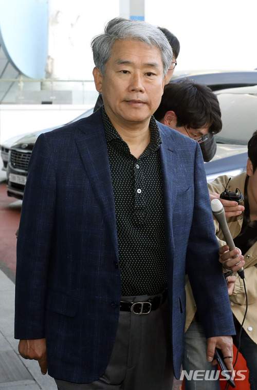 【서울=뉴시스】임태훈 기자 = 김동철 바른미래당 원내대표가 5일 오후 서울 국회 본청 앞에서 드루킹 특검을 촉구하며 3일째 노숙 단식을 하던 중 괴한에게 턱을 가격당해 119 구급차에 실려간 김성태 자유한국당 원내대표의 병문안을 위해 여의도성모병원으로 들어서고 있다. 2018.05.05. taehoonlim@newsis.com