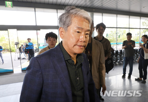 【서울=뉴시스】임태훈 기자 = 김동철 바른미래당 원내대표가 5일 오후 서울 국회 본청 앞에서 드루킹 특검을 촉구하며 3일째 노숙 단식을 하던 중 괴한에게 턱을 가격당해 119 구급차에 실려간 김성태 자유한국당 원내대표의 병문안을 위해 여의도성모병원으로 들어서고 있다. 2018.05.05. taehoonlim@newsis.com