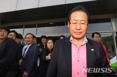 【서울=뉴시스】임태훈 기자 = 홍준표 자유한국당 대표가 5일 오후 서울 국회 본청 앞에서 드루킹 특검을 촉구하며 3일째 노숙 단식을 하던 중 괴한에게 턱을 가격당해 119 구급차에 실려간 김성태 자유한국당 원내대표의 병문안을 마친 후 여의도성모병원을 나서고 있다. 2018.05.05. taehoonlim@newsis.com